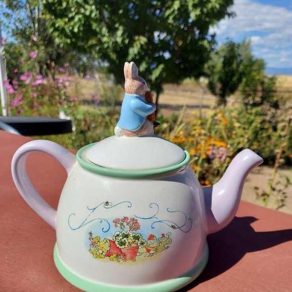Peter Rabbit Teapot - Picture 2 of 3
